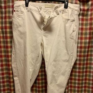 Whit slink jeans. Smoke free home